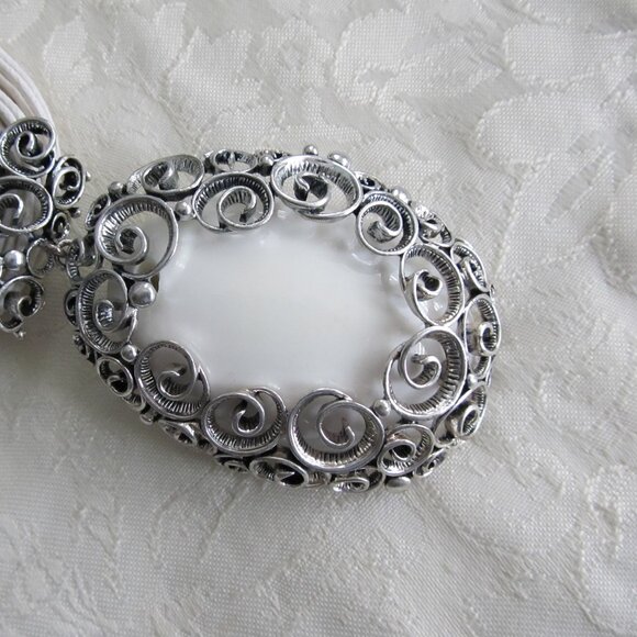 Vintage Designer JK Jewel Kade Ceramic Pendant In Silver Tone Scroll Frame - Picture 4 of 6